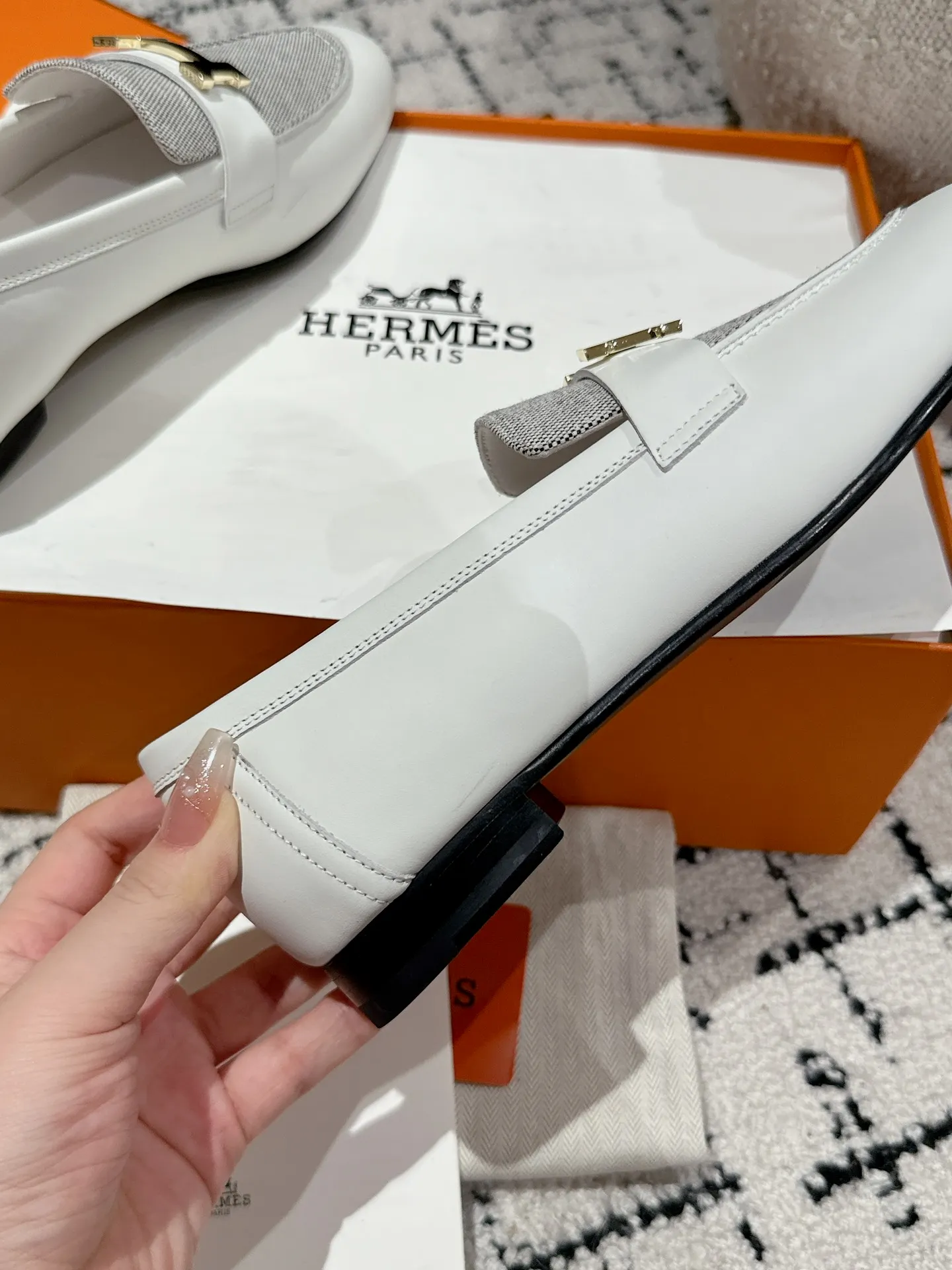 👟👟Ex-factory price 720👟👟 (top version) Hermes/25ss classic model is undoubtedly the leader in luxury goods. Every single product is very popular‼ ️Although the styles are few, they are more refined and more classic. They never go out of style. They are a brand that maintains and appreciates value. It is rare to have such a reputation in consumer goods sincerely! This pair of shoes is a classic style of this brand. It is decorated with metal buckles exclusive to Hermès. It is a classic that has become more and more beautiful over the course of history. We will bring out some goods from the channel in small quantities! The leather feels very, very soft and feels like baby skin! Feel the luxury! Supplies are huge! ✔️Material: imported sheepskin upper ✔️Inner lining/foot pads: imported sheepskin ✔️Outsole: genuine leather ➕tpu bottom ⚠️ ✔️Size: 35/36/37/38/39 (40/41/42 can be ordered)